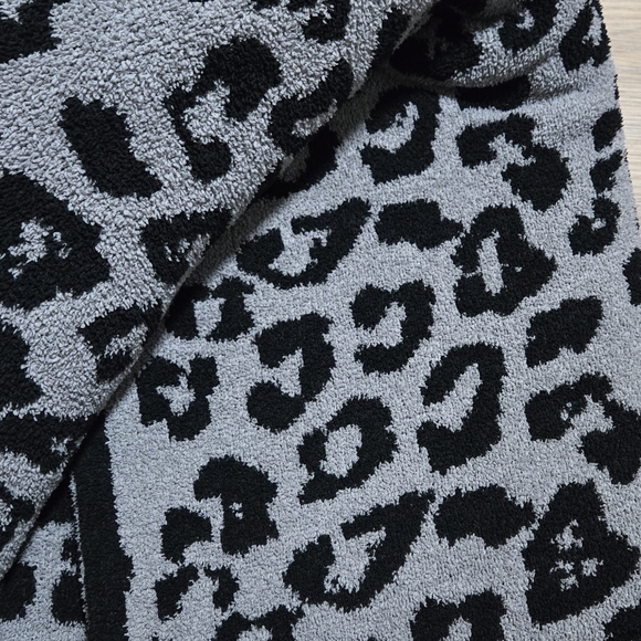 Barefoot Dreams Cozy Chic Barefoot in the Wild Leopard Blanket Throw - Picture 5 of 7
